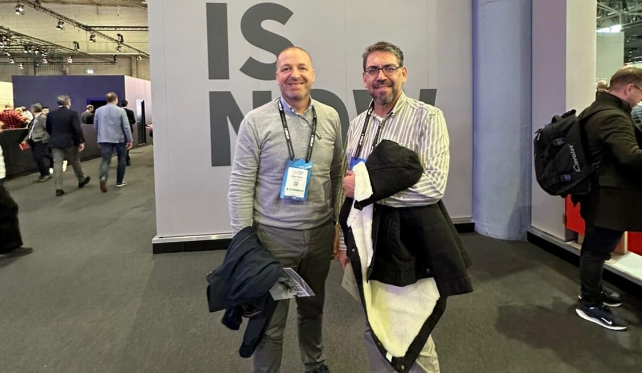 Jorge Santana, CEO de Grupo Copicanarias, y Prudencio Pérez, experto en Tecnología Audiovisual durante el ISE 2025 en Barcelona
